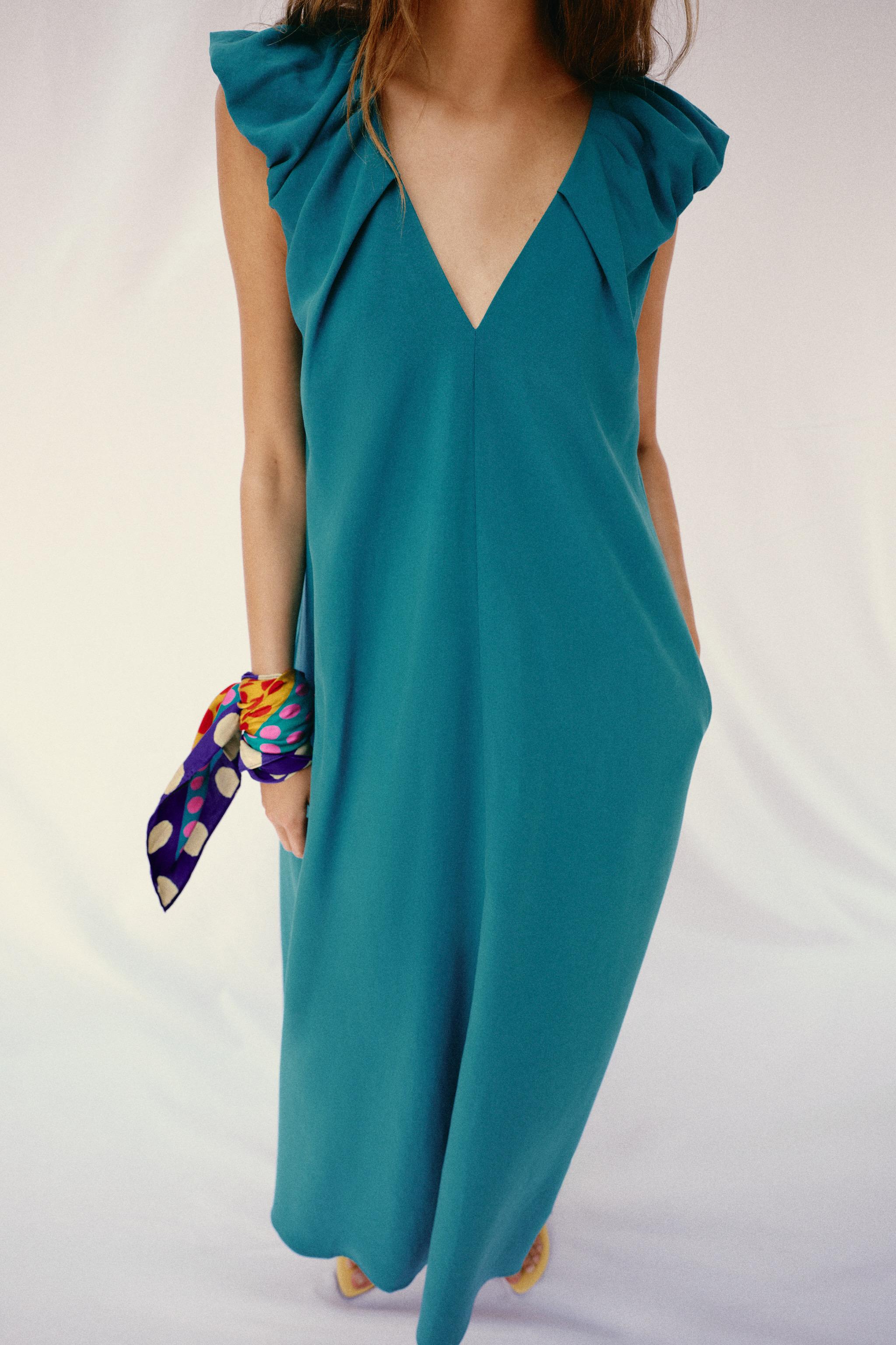 LONG DRESS WITH DEFINED SHOULDERS